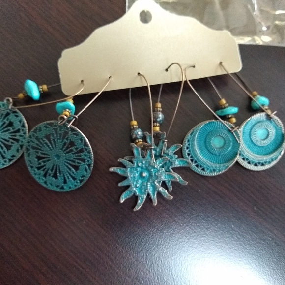 Set of three dangle earrings. - Picture 3 of 4